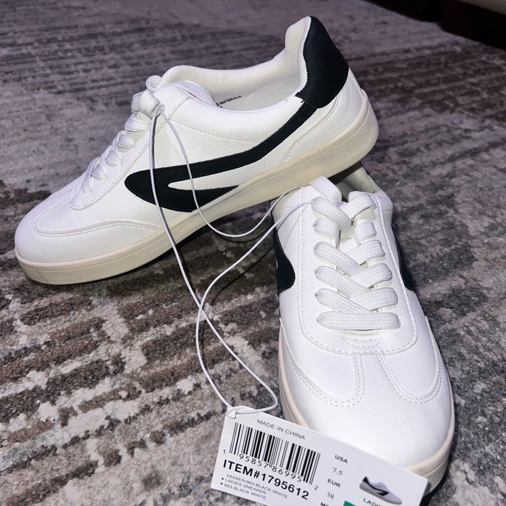Ladies sneakers